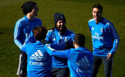 El centrocampista del Real Madrid Isco (centro) se ríe en un entrenamiento el pasado martes con varios compañeros.