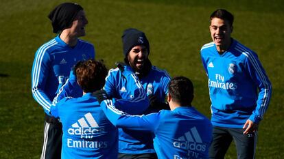 El centrocampista del Real Madrid Isco (centro) se ríe en un entrenamiento el pasado martes con varios compañeros.