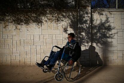 Mohamed,quien se recupera de una lesión de médula espinal, toma el sol a las afueras del centro de rehabilitación de Douma, en Damasco (Siria).