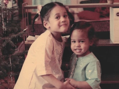Kamala Harris (a la izquierda) con su hermana, en una fotografía de su niñez.