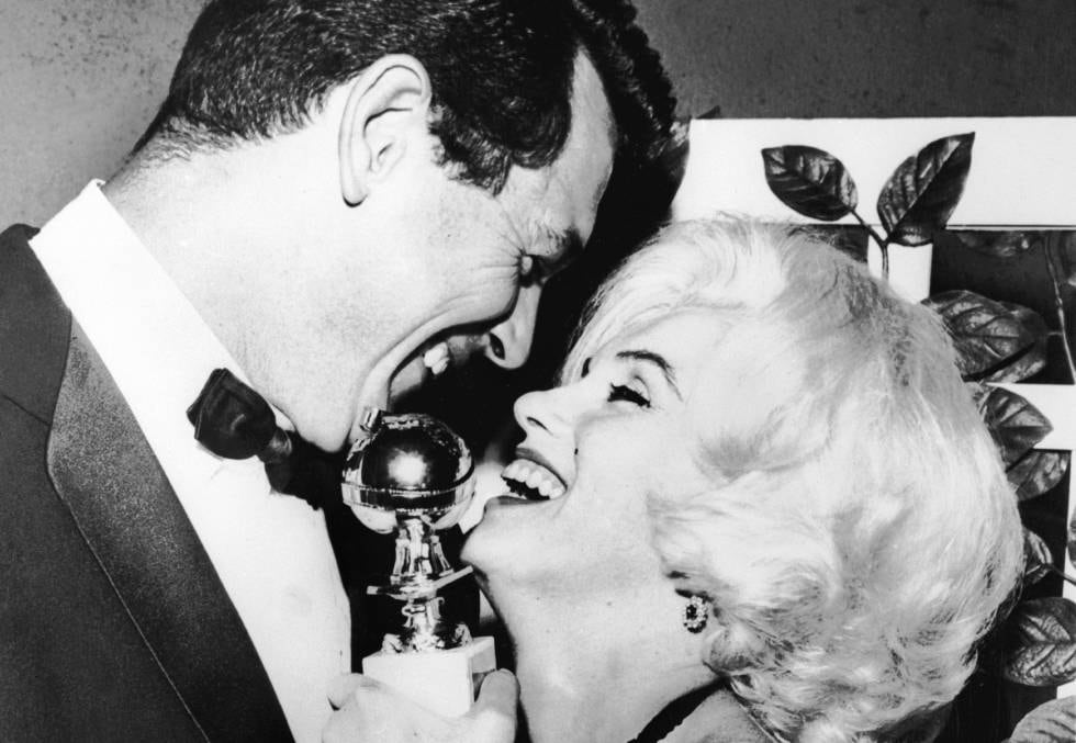 La actriz Marilyn Monroe recibe el Globo de Oro de manos del actor Rock Hudson en 1962.
