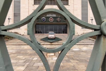 Un Fiat 500 eléctrico expuesto en la entrada de la fábrica de Stellantis en Mirafiori, Turín, Italia. Febrero de 2024.