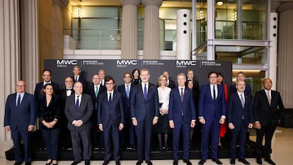 Felipe VI (c), el ministro Óscar López (3d), el director general del Mobile Mats Granyrd (4d), el ministro de Industria, Jordi Hereu (3i), la vicepresidenta de la Comisión Europea, Teresa Ribera (2i), y el presidente de la Generalitat, Salvador Illa (4i), entre otros, este domingo, en la cena de bienvenida al Congreso Mundial de Móviles, en Barcelona.