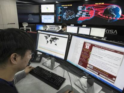 Un técnico monitoriza la acción de un ciberataque en la Agencia de Seguridad en Internet de Corea del Sud.