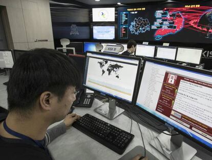 Un técnico monitoriza un ciberataque en la Agencia de Seguridad en Internet de Corea del Sur.