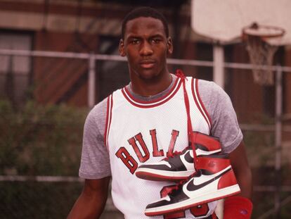 Michael Jordan se ha posicionado por primera vez en su carrera. En la foto en una imagen de archivo con las zapatillas Air Jordan 1.