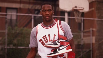 Michael Jordan se ha posicionado por primera vez en su carrera. En la foto en una imagen de archivo con las zapatillas Air Jordan 1.
