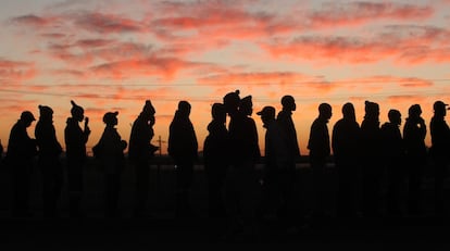Trabajadores de las minas de platino en Lonmin, Sudáfrica, regresan a sus puestos de trabajo tras unas huelgas generales del sector que acontecieron en 2014.