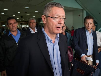 El exministro español de Justicia Alberto Ruiz-Gallardón en su llegada al Aeropuerto internacional Simón Bolívar.