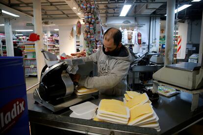 El trabajador de un supermercado empaca quesos en la ciudad de Buenos Aires (Argentina)