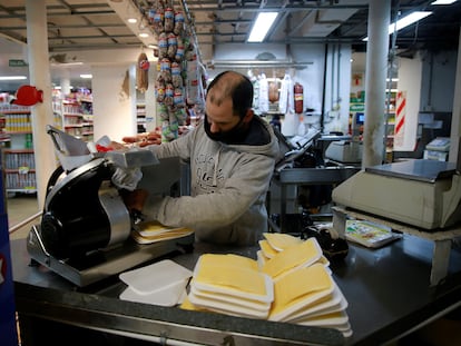 El trabajador de un supermercado empaca quesos en la ciudad de Buenos Aires (Argentina)