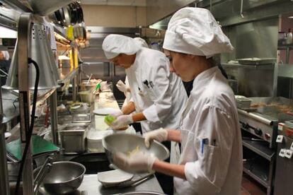 Estudiantes trabajando en la cocina del restaurante Barron, del Hilton College of Hotel & Restaurant Management.