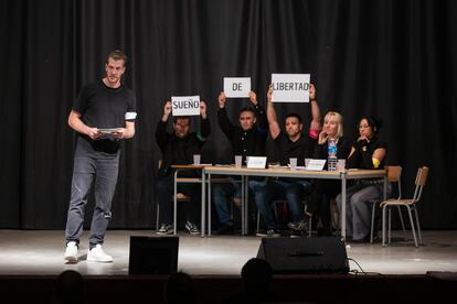 Miembros del equipo "Animals salvatges" durante la final de la liga de debate, en el centro penitenciario de Quatre Camins.