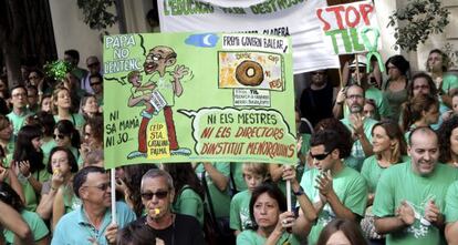 Miles de personas se concentran el martes frente a la sede del Parlamento balear.