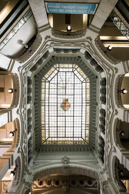 Uno de los espacios más interesantes del Palacio de Comunicaciones es su vestíbulo principal, al que se accede desde el exterior por una grandiosa escalinata. Con planta cruciforme, tres niveles de arquerías de medio punto y cubierta acristalada, su diseño está inspirado en el Palacio de Cristal del Retiro, obra del que fuera maestro de Antonio Palacios, Ricardo Velázquez Bosco. En la foto, el techo acristalado del espacio CentroCentro.