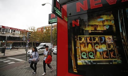 Una sala de apuestas de la calle de Alcalá, en Madrid. 