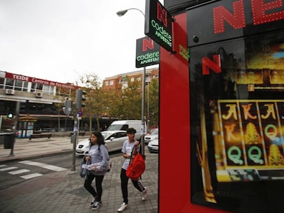 Una sala de apuestas de la calle de Alcalá, en Madrid. 