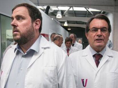 Artur Mas y Orio Junqueras durante la visita a la empresa iVascular.