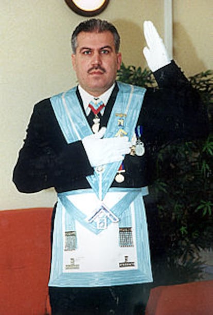 Mohamed Derbah, ataviado con el uniforme de la logia que había creado.
Derbah posa armado durante una visita, hace varios años, a Líbano, su país.