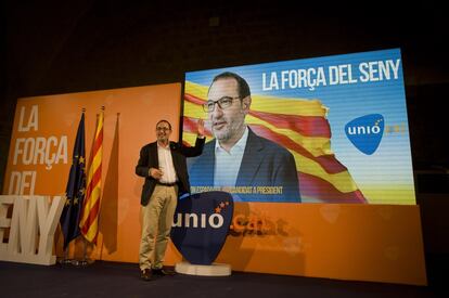 El candidato de Unió Democràtica a la presidencia de la Generalitat, Ramon Espadaler, junto a su llegada en el acto de inicio de campaña, que los democristianos catalanes celebran esta noche en Barcelona.