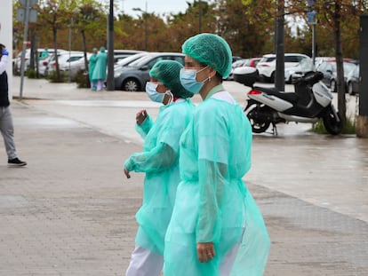 Dos sanitarias, en las inmediaciones del Hospital La Fe de Valencia.