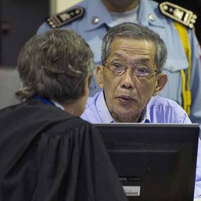 Kaing Guek Eav, <i>Duch,</i> habla con su abogado, François Roux, antes de empezar el juicio contra él en Phnom Penh.