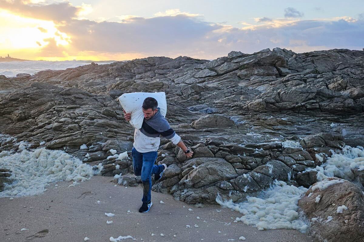 Rodrigo Fresco, vecino de Corrubedo, llevando un saco de 'pellets', en una imagen cedida.