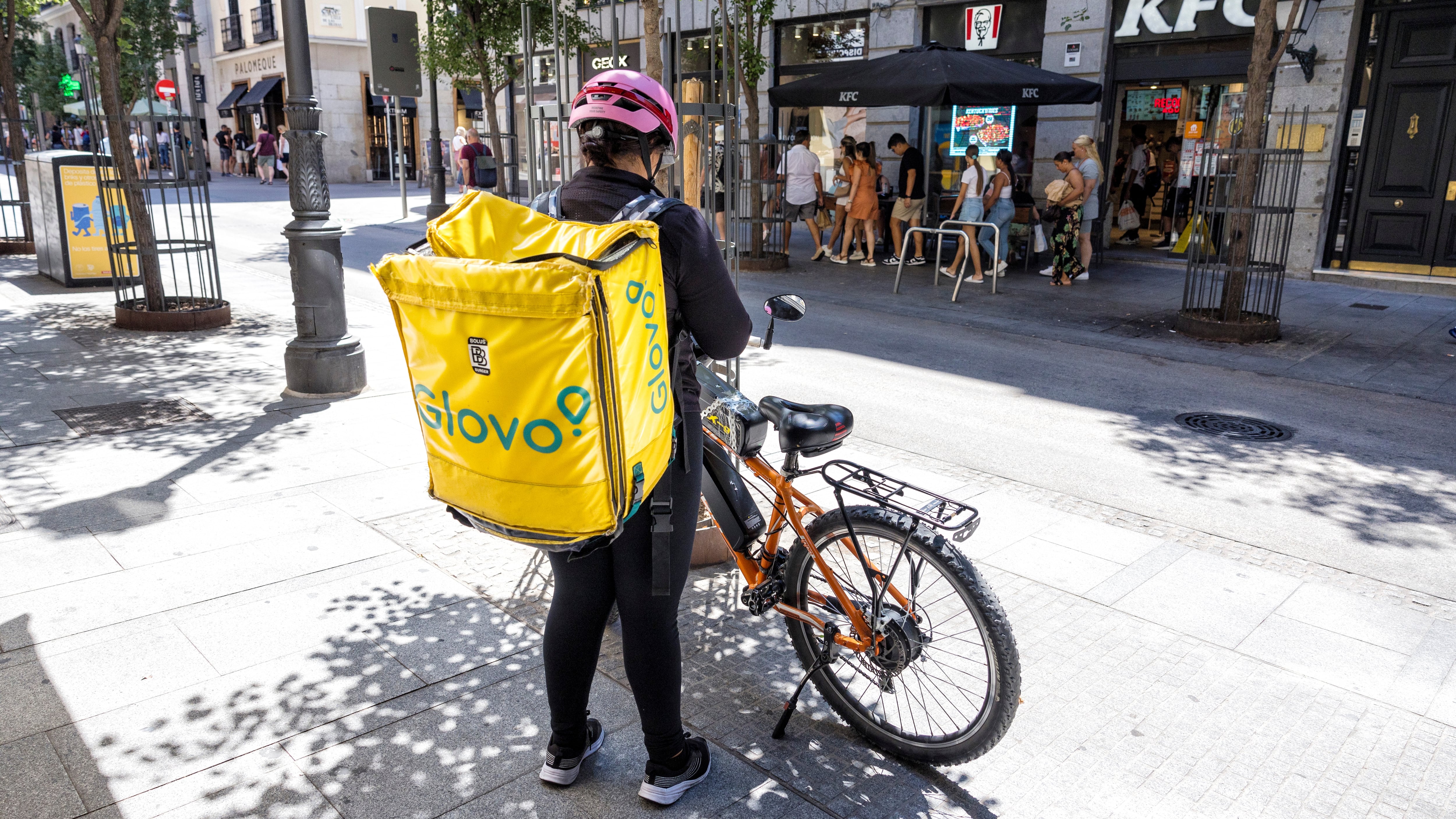 Un repartidor con una mochila de Glovo, en Madrid.