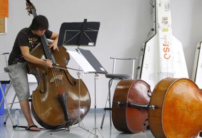 Un músico de la Joven Orquesta de Euskal Herria ensaya, ayer, en el Complejo Educativo de Eibar.