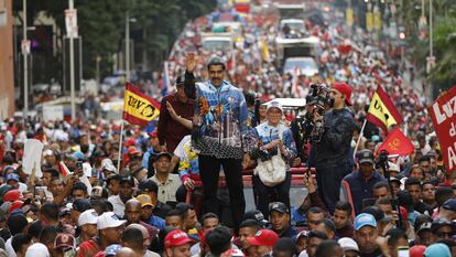 El presidente Nicolás Maduro saluda a la multitud, durante el mitin de lanzamiento oficial de campaña presidencial, en Caracas, (Venezuela), el 4 de julio de 2024.