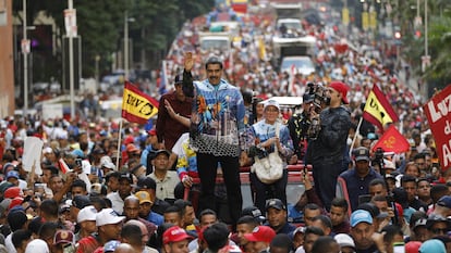 El presidente Nicolás Maduro saluda a la multitud, durante el mitin de lanzamiento oficial de campaña presidencial, en Caracas, (Venezuela), el 4 de julio de 2024.