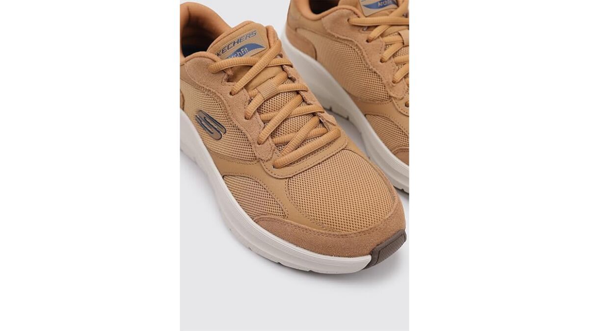 Estas zapatillas Skechers tienen un talón con una altura aproximada de 4 cm.