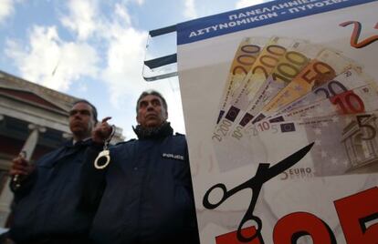 Una protesta de polic&iacute;as contra los recortos, en febrero de 2012.