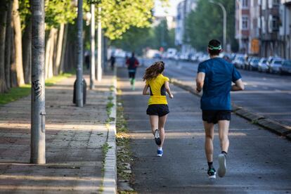 Un hombre y una mujer corren en el primer día en el que se permite salir a la calle en ciertas franjas horarias a hacer deporte, en Álava. Desde hoy está permitido hacer deporte o pasear para las personas a partir de 14 años en dos tramos horarios: de 6 a 10 de la mañana y de 20 a 23 horas.