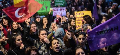 Partidarios del 'no' marchan juntos para presentar a título personal la solicitud de anulación del referéndum, este martes en Estambul.