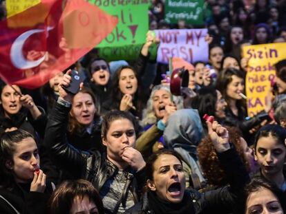 Partidarios del &#039;no&#039; marchan juntos para presentar a t&iacute;tulo personal la solicitud de anulaci&oacute;n del refer&eacute;ndum, este martes en Estambul.