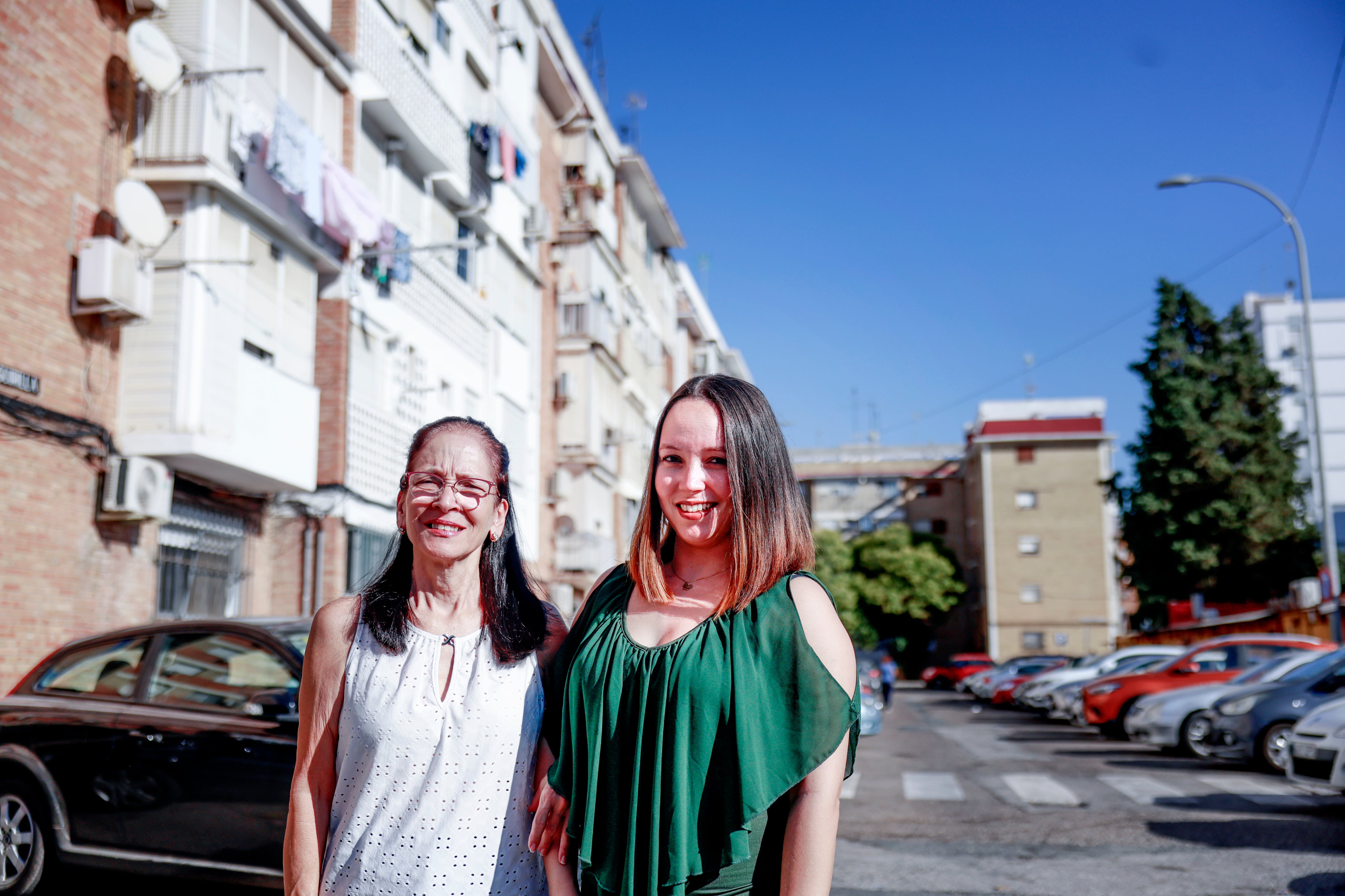 Annia y Lourdes en su barrio de Sevilla.