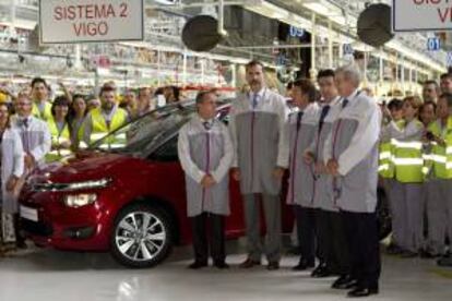 El Príncipe Felipe acompañado por el ministro de Industria, José Manuel Soria (2d), el presidente de la Xunta, Alberto Núñez Feijóo (3d), el presidente del grupo PSA, Phillipe Varín (d) y el director industrial de PSA, Denis Martin (i), durante la visita que ha realizado hoy al centro de Vigo de PSA Peugeot-Citroën, con motivo del lanzamiento industrial de los nuevos Citroën C4 Picasso y de la nueva Plataforma Modular Eficiente EMP2.