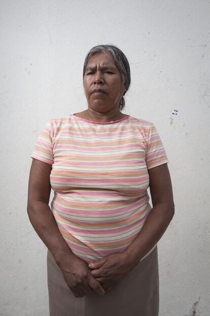 Natividad de la Cruz, madre del normalista desaparecido Emiliano Alen Gaspar de la Cruz, posa al final de la manifestación por la presentación con vida de los 43 normalistas desaparecidos en Iguala. Tixtla, Guerrero (México).