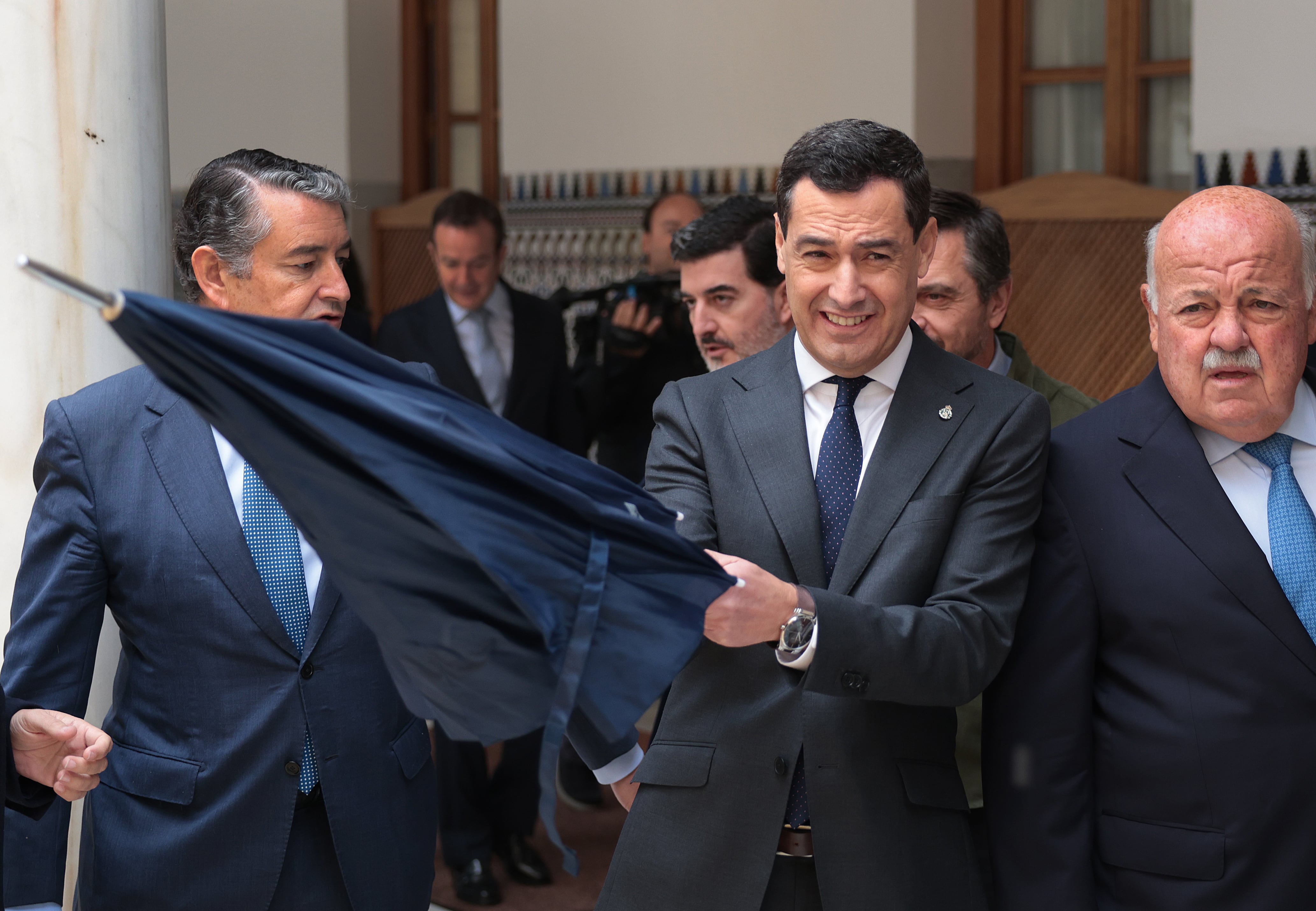 El presidente de la Junta de Andalucía, Juan Manuel Moreno (centro), junto al presidente del Parlamento y exconsejero de Salud, Jesús Aguirre (derecha), el pasado noviembre.