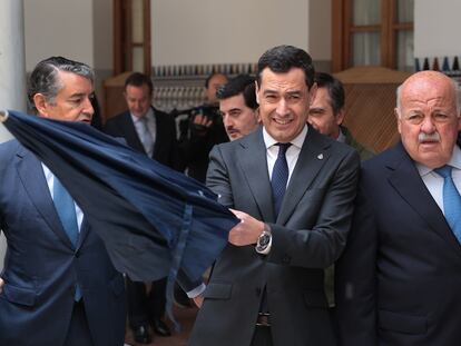 El presidente de la Junta, Juan Manuel Moreno, antes de entrar en el Parlamento andaluz para su intervención en el debate sobre el estado de la comunidad.