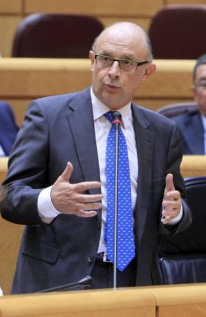 El ministro de Hacienda, Cristbal Montoro, durante la sesin de control al Gobierno en el pleno del Senado celebrado esta tarde, en la que ha anunciado que los funcionarios de cualquier administracin pblica que cobren menos de 962 euros al mes cobrarn la paga extra de Navidad.