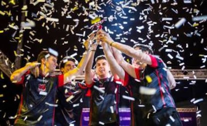 El Baskonia de 'League of Legends' alza el trofeo de campeón de la liga española.