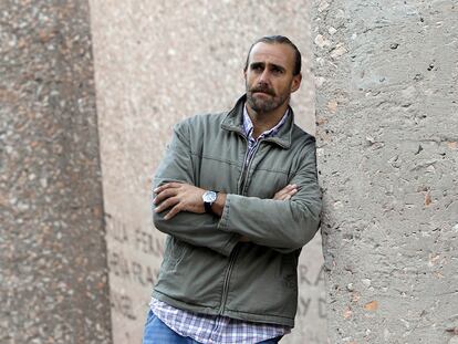 Telmo Aldaz en la plaza de Colón, cuyo viaje recreó en 1992 a bordo de una réplica de <i>La Niña</i>.