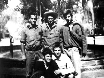 De pie, Jack Kerouac, Allen Ginsberg y Peter Orlovsky. Agachados, Gregory Corso y Lafcadio Orlovsky de vacaciones en Ciudad de México en 1956.