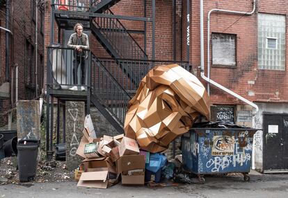 "No es una cabeza hiperrealista, sino brutalista, muy severa y geométrica. No solo cae Trump, sino todo lo que representa”, subraya Arjen van Lith, que posa en la imagen en uno de los edificios en proceso de abandono en "el cinturón de óxido" del país. |