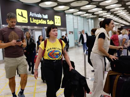 Familiares y amigos recibían a los viajeros de un vuelo procedente de Tel Aviv (Israel), en el aeropuerto de Barajas, este lunes.