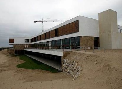 Vista del reformado Parador Nacional de El Saler.