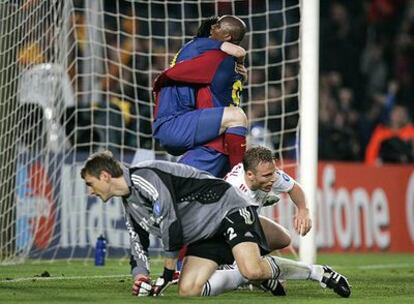 Messi y Eto&#39;o celebran el tercer gol del Barcelona con Butt y Lell tirados en el césped.