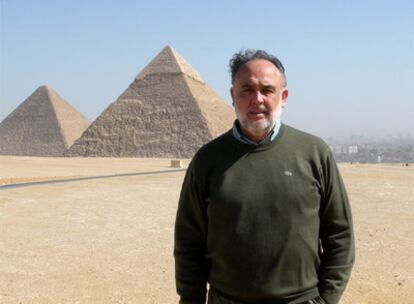 El autor de la carta, Pedro Díaz Gómez, frente a las pirámides de Giza, Keops (izquierda) y Kefrén (derecha), con El Cairo al fondo.